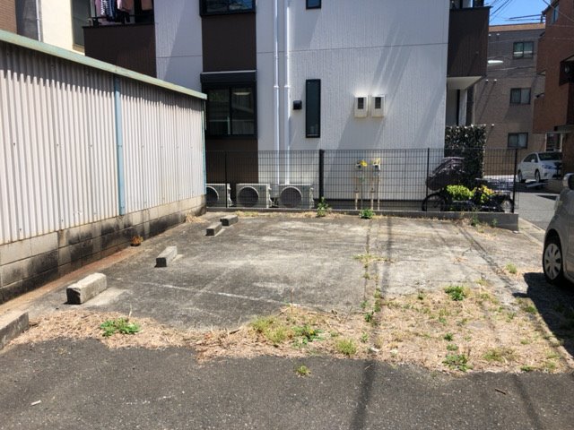 東京都品川区小山台のガレージアスファルト及び物置・ブロック塀撤去処分前の様子です。